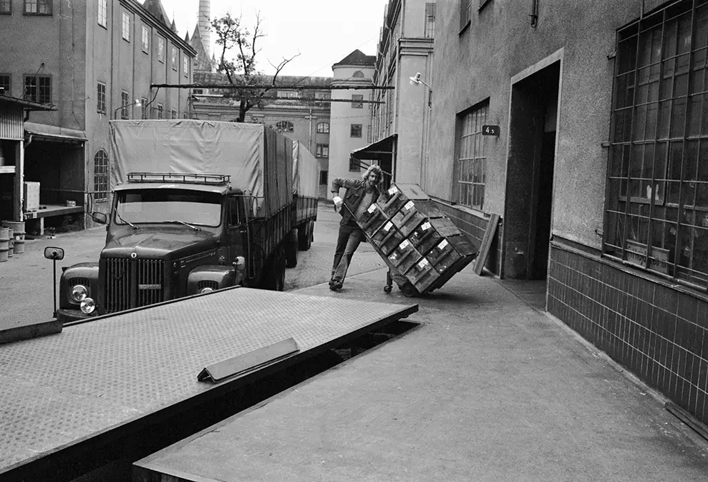 Terminalarbetare i Stockholm lastar gods vid lager för bemanning