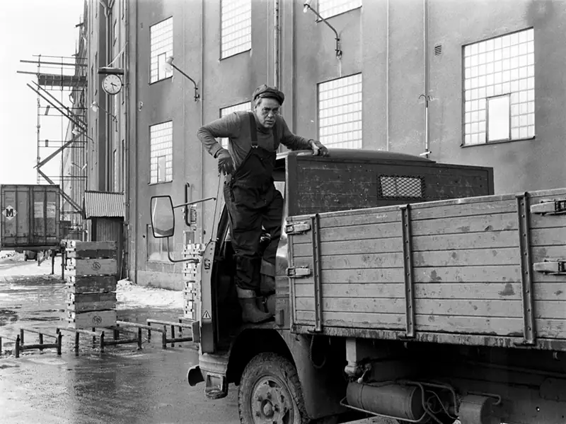 Lastbilschaufför i Stockholm lastar gods vid lager för transportbemanning