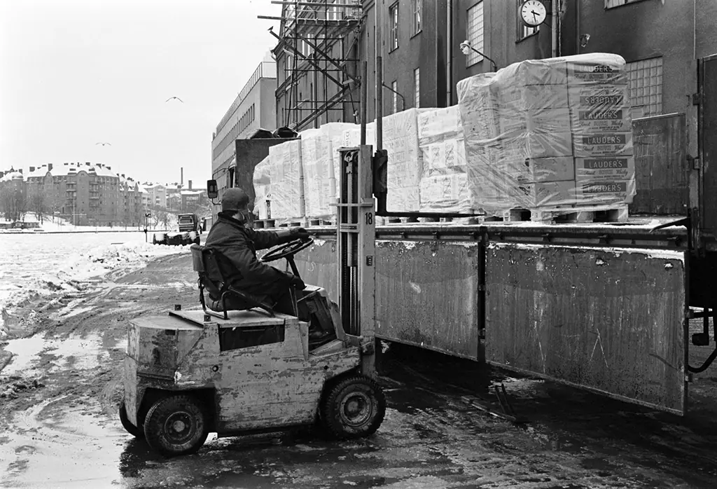 Hyra truckförare i Stockholm för arbete i lager